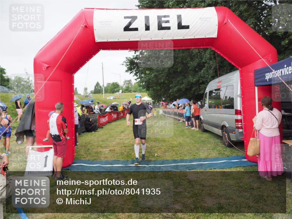 21.06.2025 - 27. Vierlanden-Triathlon MichiJ http://msf.ph/oto/8041935 15.06.2026 13:31:59 Ziel 30, 731 meine-sportfotos.de