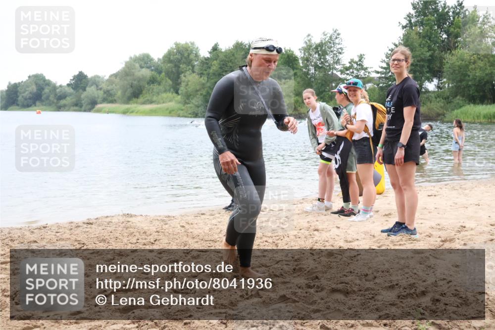 21.06.2025 - 27. Vierlanden-Triathlon Lena Gebhardt http://msf.ph/oto/8041936 15.06.2025 13:10:32 Schwimmen 1223 meine-sportfotos.de