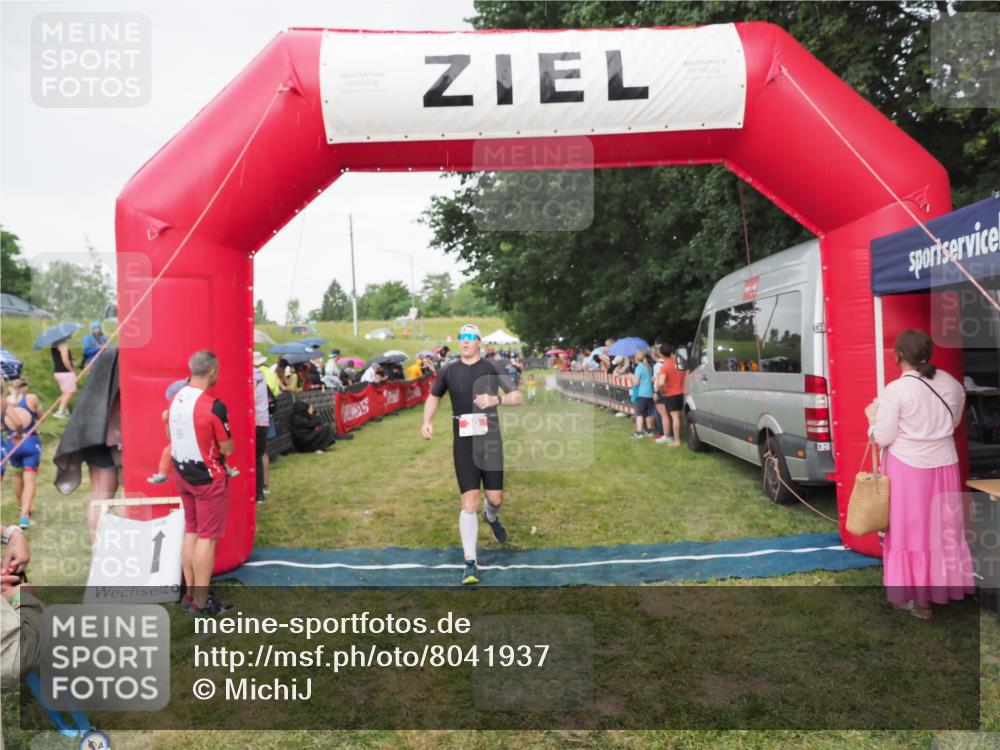 21.06.2025 - 27. Vierlanden-Triathlon MichiJ http://msf.ph/oto/8041937 15.06.2026 13:31:59 Ziel 30, 731 meine-sportfotos.de