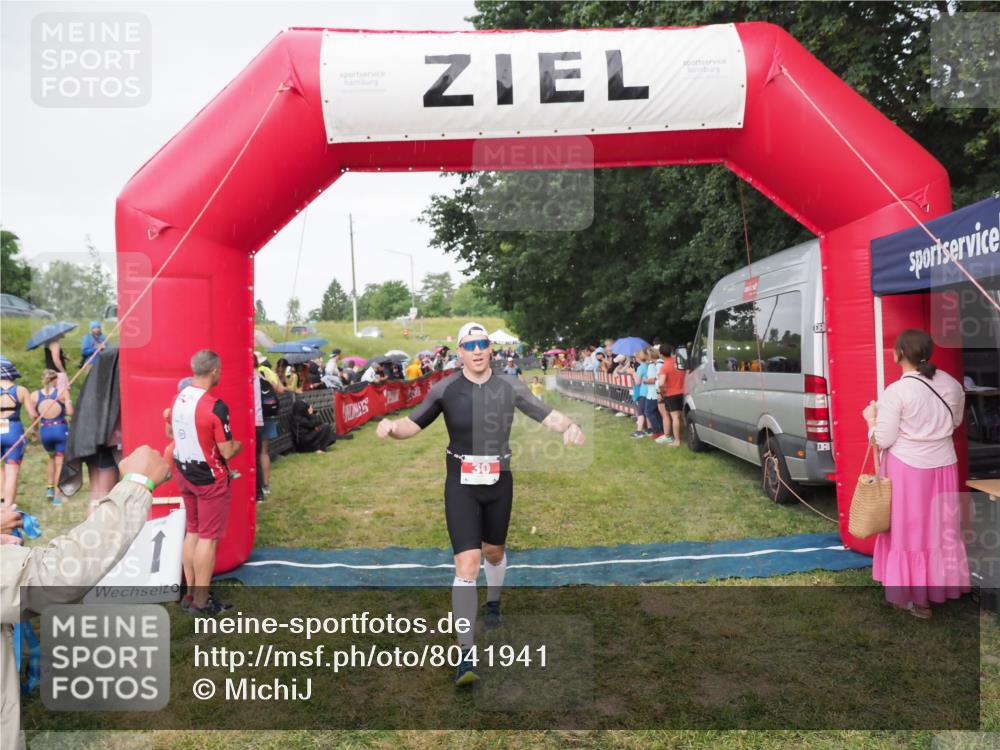 21.06.2025 - 27. Vierlanden-Triathlon MichiJ http://msf.ph/oto/8041941 15.06.2026 13:32:00 Ziel 30, 731 meine-sportfotos.de