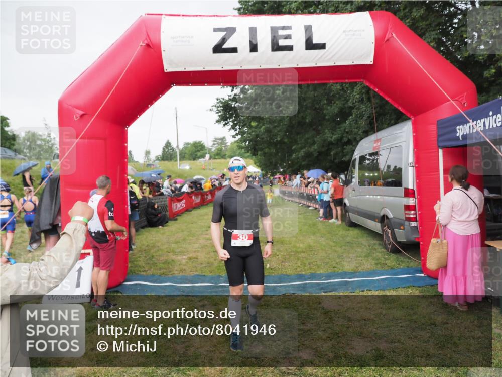 21.06.2025 - 27. Vierlanden-Triathlon MichiJ http://msf.ph/oto/8041946 15.06.2026 13:32:00 Ziel 30, 731 meine-sportfotos.de