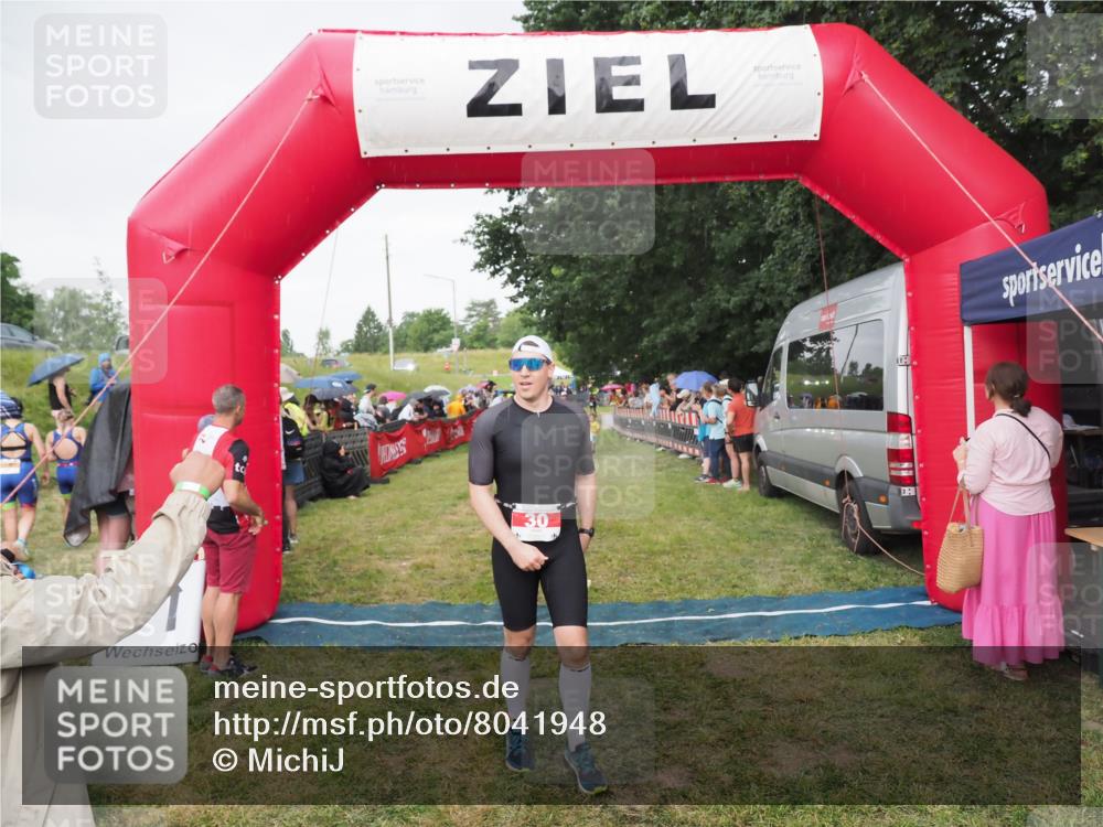 21.06.2025 - 27. Vierlanden-Triathlon MichiJ http://msf.ph/oto/8041948 15.06.2026 13:32:00 Ziel 30, 731 meine-sportfotos.de