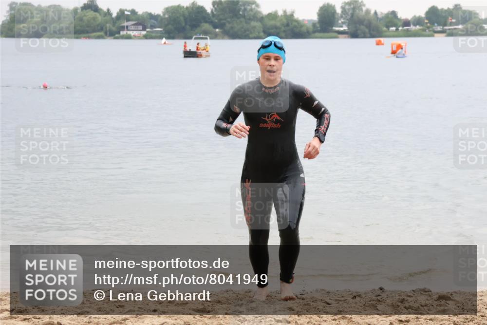 21.06.2025 - 27. Vierlanden-Triathlon Lena Gebhardt http://msf.ph/oto/8041949 15.06.2025 13:11:00 Schwimmen 1179 meine-sportfotos.de