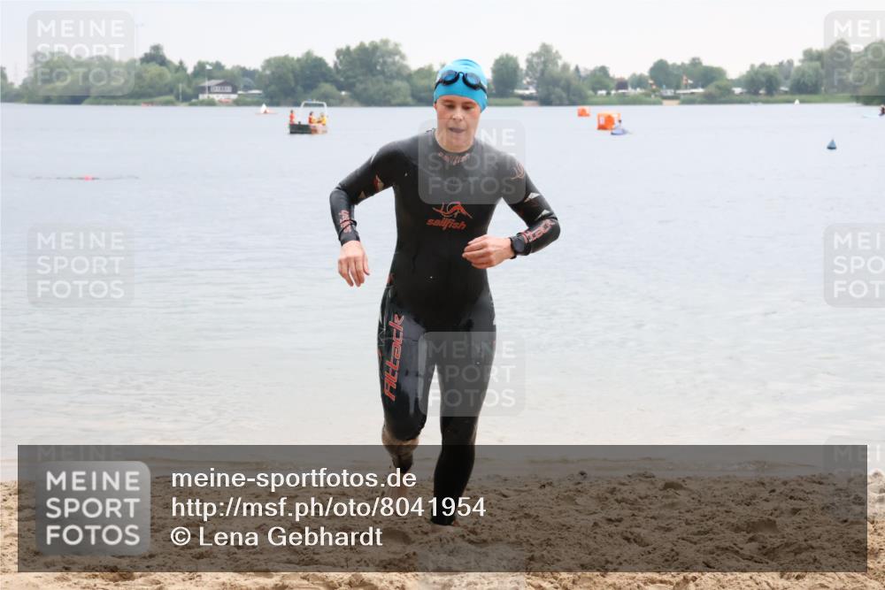 21.06.2025 - 27. Vierlanden-Triathlon Lena Gebhardt http://msf.ph/oto/8041954 15.06.2025 13:11:01 Schwimmen 1179 meine-sportfotos.de