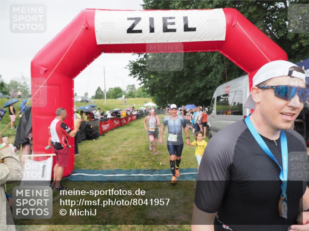 21.06.2025 - 27. Vierlanden-Triathlon MichiJ http://msf.ph/oto/8041957 15.06.2026 13:32:05 Ziel 30, 836, 1072 meine-sportfotos.de