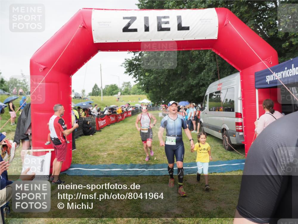 21.06.2025 - 27. Vierlanden-Triathlon MichiJ http://msf.ph/oto/8041964 15.06.2026 13:32:06 Ziel 30, 836, 861, 1072 meine-sportfotos.de