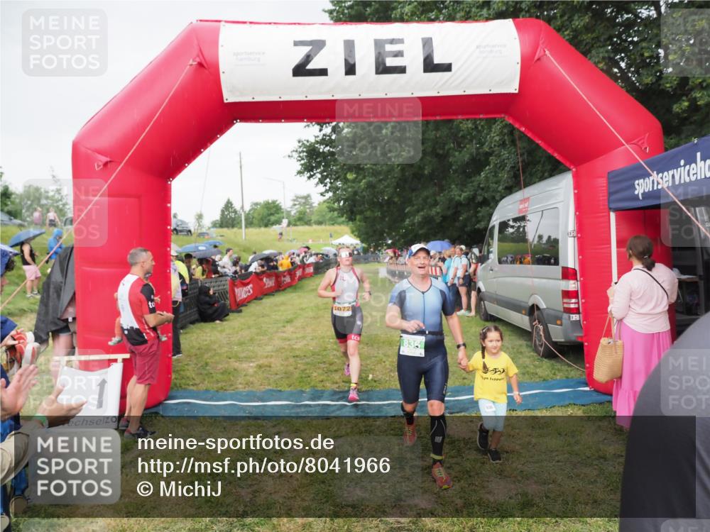 21.06.2025 - 27. Vierlanden-Triathlon MichiJ http://msf.ph/oto/8041966 15.06.2026 13:32:06 Ziel 30, 836, 861, 1072 meine-sportfotos.de