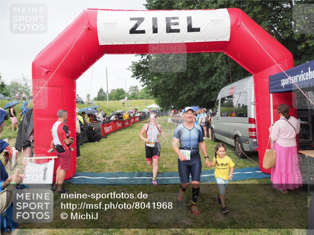 21.06.2025 - 27. Vierlanden-Triathlon MichiJ http://msf.ph/oto/8041968 15.06.2026 13:32:06 Ziel 30, 836, 861, 1072 meine-sportfotos.de