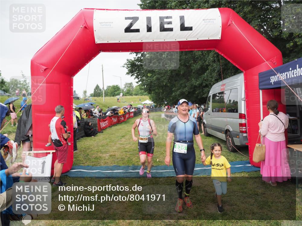 21.06.2025 - 27. Vierlanden-Triathlon MichiJ http://msf.ph/oto/8041971 15.06.2026 13:32:06 Ziel 30, 836, 861, 1072 meine-sportfotos.de