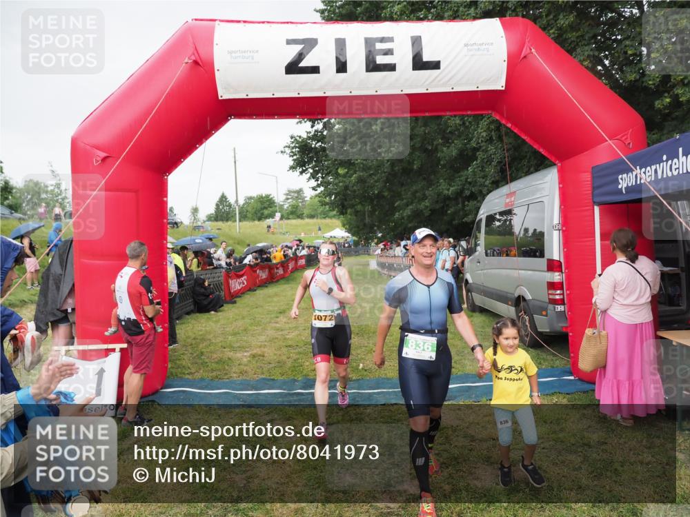 21.06.2025 - 27. Vierlanden-Triathlon MichiJ http://msf.ph/oto/8041973 15.06.2026 13:32:06 Ziel 30, 836, 861, 1072 meine-sportfotos.de