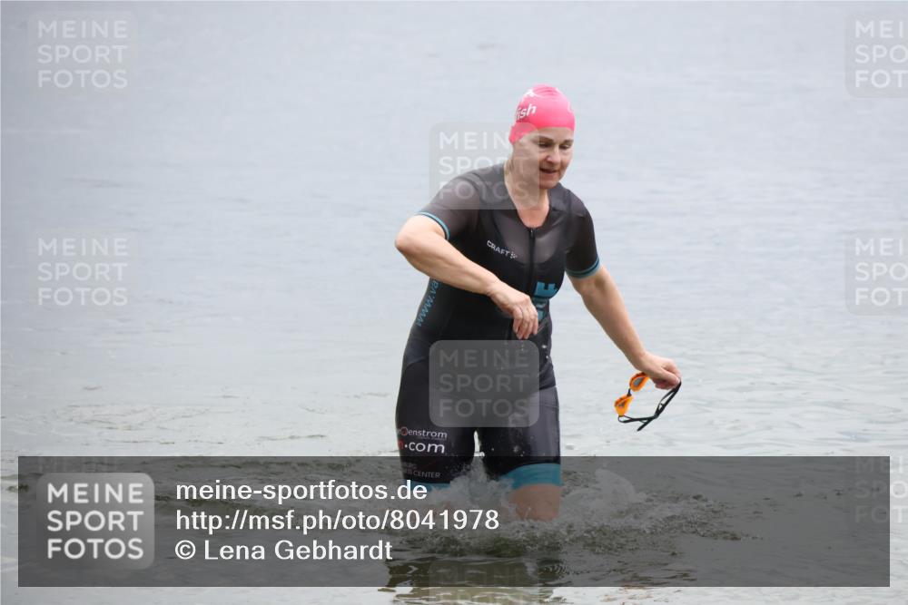 21.06.2025 - 27. Vierlanden-Triathlon Lena Gebhardt http://msf.ph/oto/8041978 15.06.2025 13:11:56 Schwimmen 1224 meine-sportfotos.de