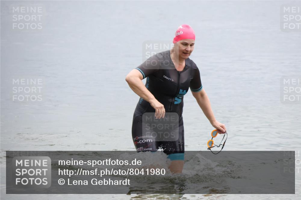 21.06.2025 - 27. Vierlanden-Triathlon Lena Gebhardt http://msf.ph/oto/8041980 15.06.2025 13:11:56 Schwimmen 1224 meine-sportfotos.de