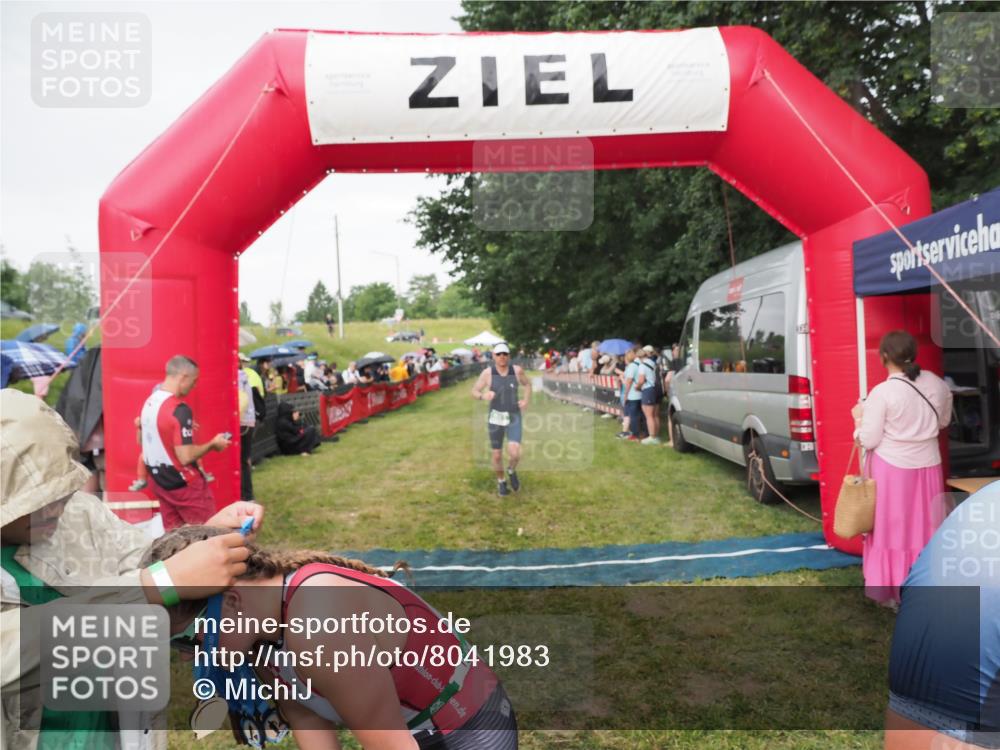 21.06.2025 - 27. Vierlanden-Triathlon MichiJ http://msf.ph/oto/8041983 15.06.2026 13:32:10 Ziel 836, 861, 1072 meine-sportfotos.de