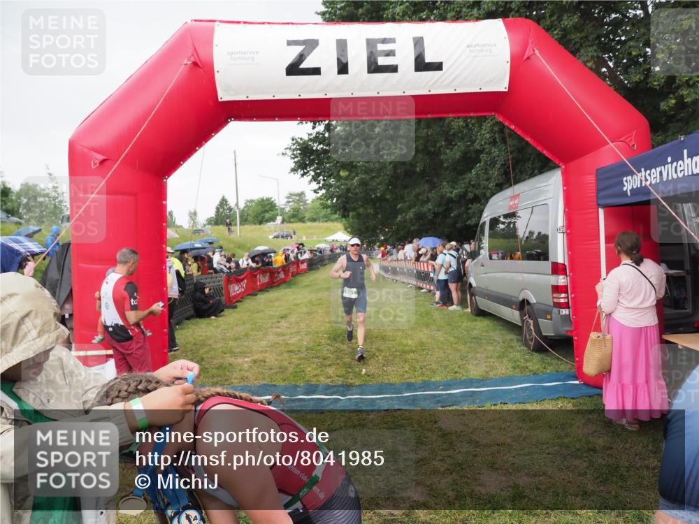 21.06.2025 - 27. Vierlanden-Triathlon MichiJ http://msf.ph/oto/8041985 15.06.2026 13:32:10 Ziel 836, 861, 1072 meine-sportfotos.de