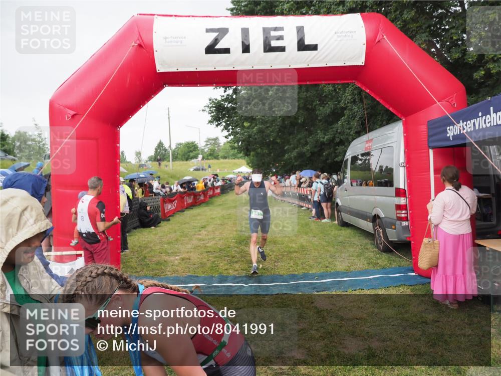 21.06.2025 - 27. Vierlanden-Triathlon MichiJ http://msf.ph/oto/8041991 15.06.2026 13:32:10 Ziel 836, 861, 1072 meine-sportfotos.de