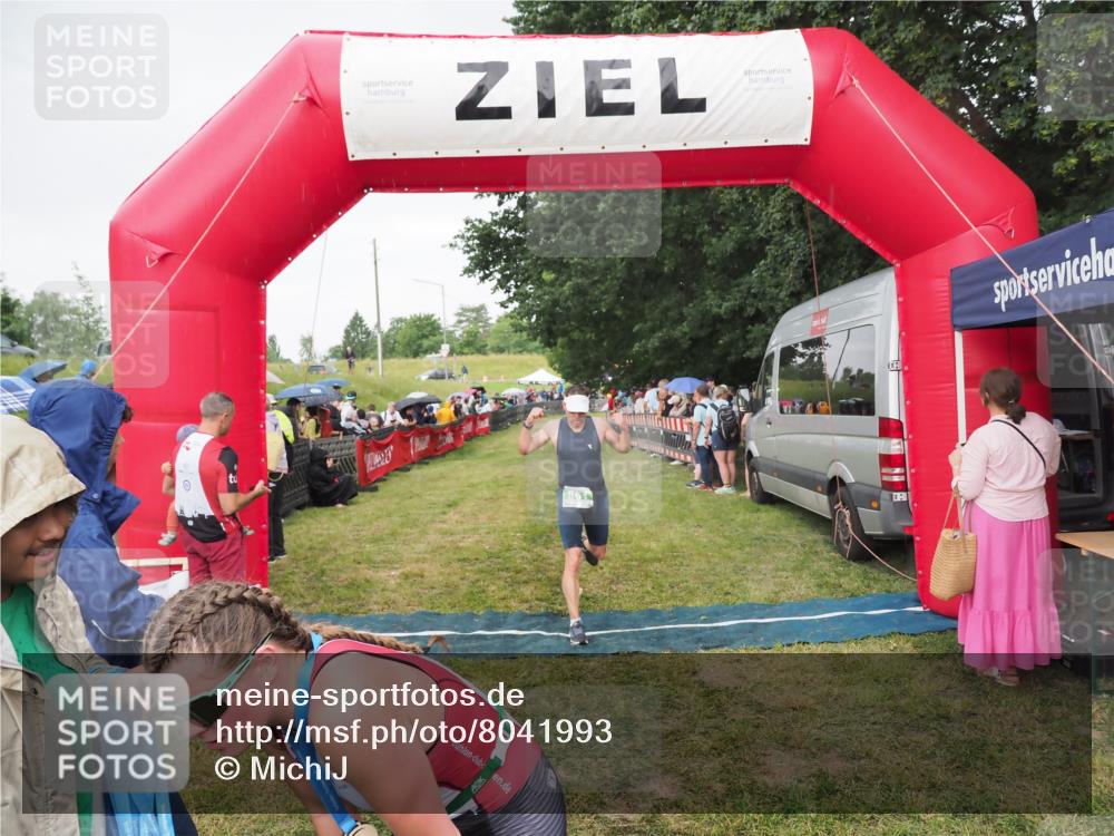 21.06.2025 - 27. Vierlanden-Triathlon MichiJ http://msf.ph/oto/8041993 15.06.2026 13:32:11 Ziel 836, 861, 1072 meine-sportfotos.de