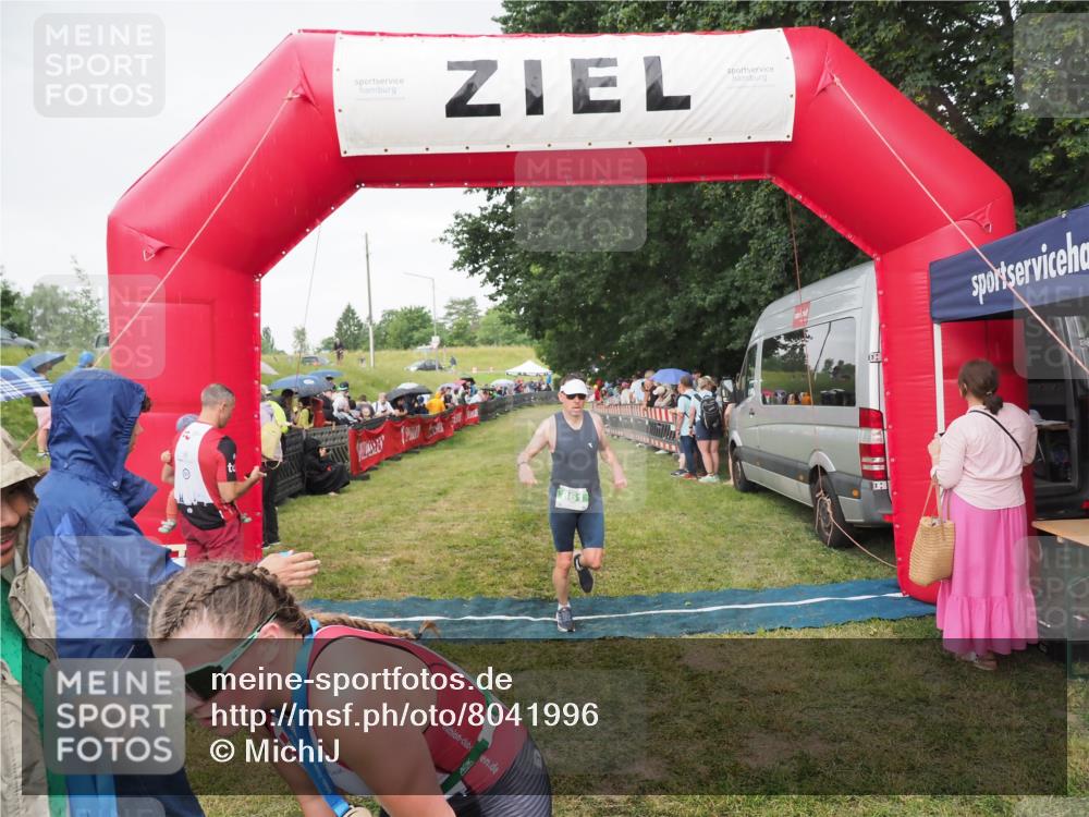 21.06.2025 - 27. Vierlanden-Triathlon MichiJ http://msf.ph/oto/8041996 15.06.2026 13:32:11 Ziel 836, 861, 1072 meine-sportfotos.de