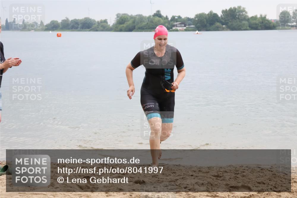 21.06.2025 - 27. Vierlanden-Triathlon Lena Gebhardt http://msf.ph/oto/8041997 15.06.2025 13:12:00 Schwimmen 1224 meine-sportfotos.de