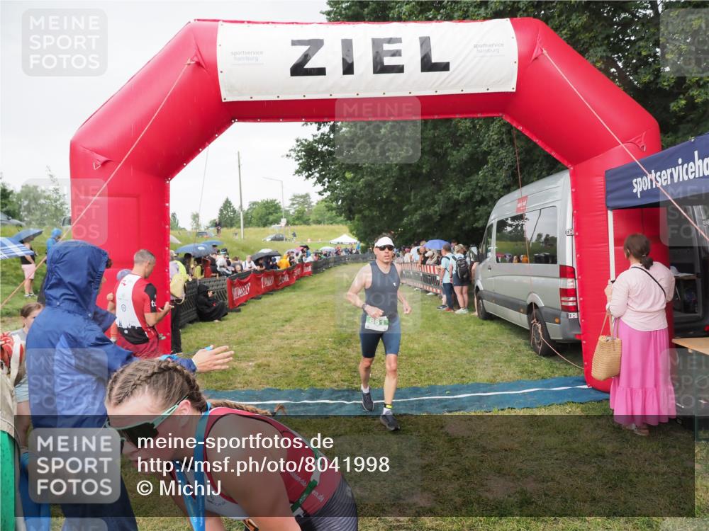 21.06.2025 - 27. Vierlanden-Triathlon MichiJ http://msf.ph/oto/8041998 15.06.2026 13:32:11 Ziel 836, 861, 1072 meine-sportfotos.de