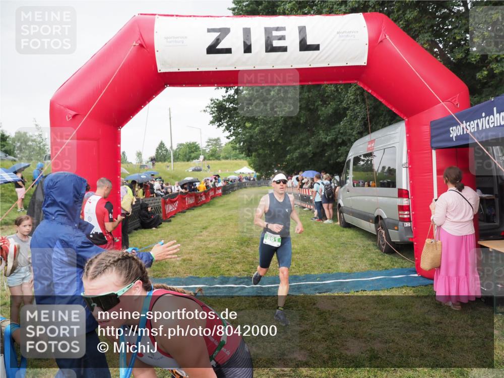 21.06.2025 - 27. Vierlanden-Triathlon MichiJ http://msf.ph/oto/8042000 15.06.2026 13:32:11 Ziel 836, 861, 1072 meine-sportfotos.de