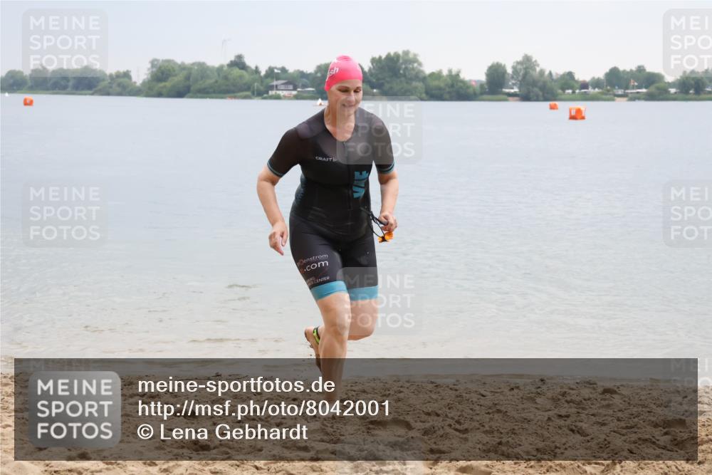 21.06.2025 - 27. Vierlanden-Triathlon Lena Gebhardt http://msf.ph/oto/8042001 15.06.2025 13:12:01 Schwimmen 1224 meine-sportfotos.de