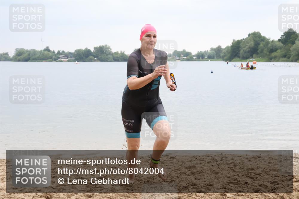 21.06.2025 - 27. Vierlanden-Triathlon Lena Gebhardt http://msf.ph/oto/8042004 15.06.2025 13:12:02 Schwimmen 1224 meine-sportfotos.de