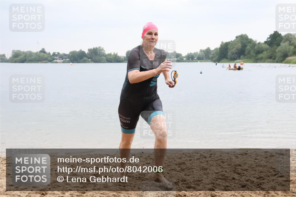 21.06.2025 - 27. Vierlanden-Triathlon Lena Gebhardt http://msf.ph/oto/8042006 15.06.2025 13:12:02 Schwimmen 1224 meine-sportfotos.de