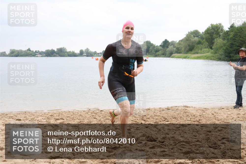 21.06.2025 - 27. Vierlanden-Triathlon Lena Gebhardt http://msf.ph/oto/8042010 15.06.2025 13:12:03 Schwimmen 1224 meine-sportfotos.de
