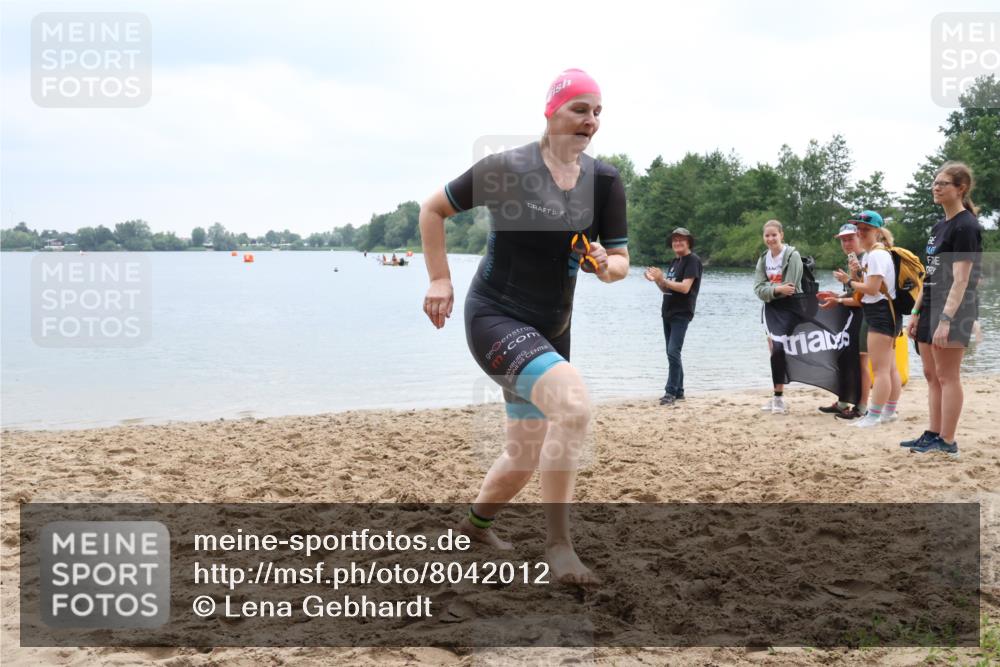 21.06.2025 - 27. Vierlanden-Triathlon Lena Gebhardt http://msf.ph/oto/8042012 15.06.2025 13:12:03 Schwimmen 1224 meine-sportfotos.de