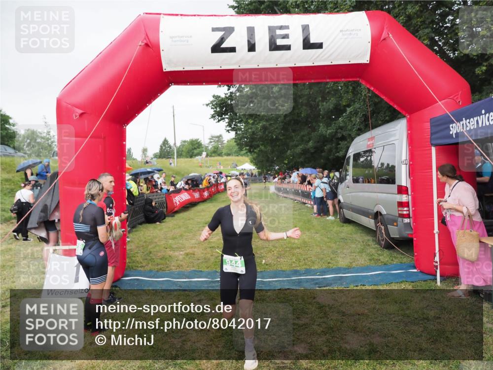 21.06.2025 - 27. Vierlanden-Triathlon MichiJ http://msf.ph/oto/8042017 15.06.2026 13:32:28 Ziel 18, 944 meine-sportfotos.de
