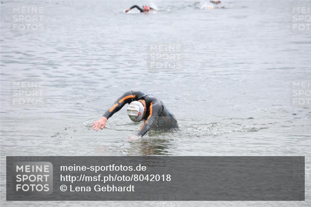 21.06.2025 - 27. Vierlanden-Triathlon Lena Gebhardt http://msf.ph/oto/8042018 15.06.2025 13:17:58 Schwimmen 1284 meine-sportfotos.de