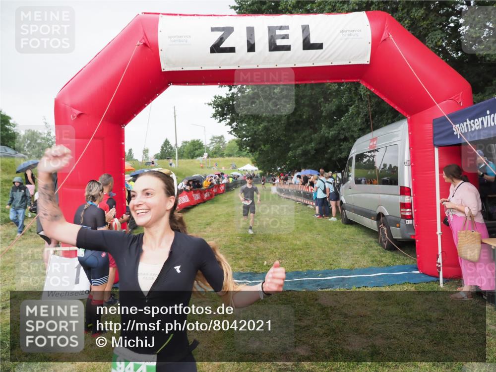 21.06.2025 - 27. Vierlanden-Triathlon MichiJ http://msf.ph/oto/8042021 15.06.2026 13:32:29 Ziel 18, 944 meine-sportfotos.de