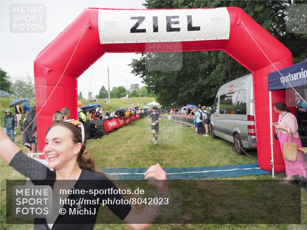 21.06.2025 - 27. Vierlanden-Triathlon MichiJ http://msf.ph/oto/8042023 15.06.2026 13:32:29 Ziel 18, 944 meine-sportfotos.de
