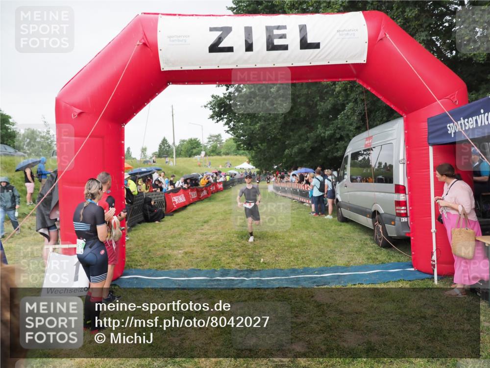 21.06.2025 - 27. Vierlanden-Triathlon MichiJ http://msf.ph/oto/8042027 15.06.2026 13:32:29 Ziel 18, 944 meine-sportfotos.de