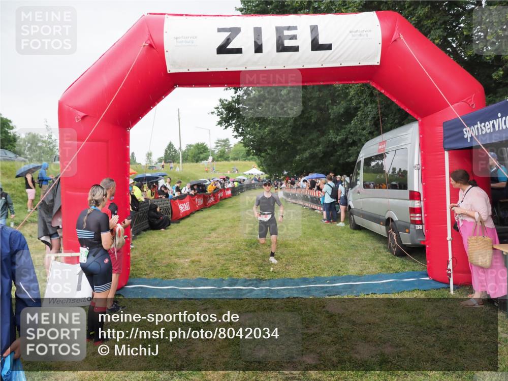 21.06.2025 - 27. Vierlanden-Triathlon MichiJ http://msf.ph/oto/8042034 15.06.2026 13:32:29 Ziel 18, 944 meine-sportfotos.de