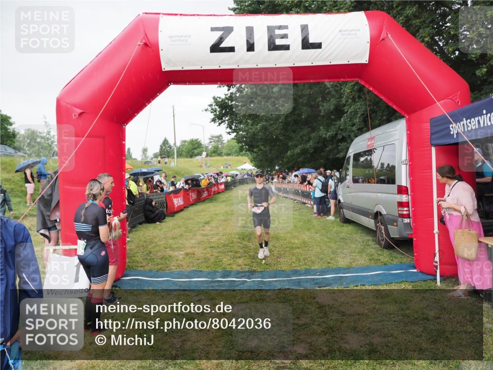 21.06.2025 - 27. Vierlanden-Triathlon MichiJ http://msf.ph/oto/8042036 15.06.2026 13:32:30 Ziel 18, 944 meine-sportfotos.de