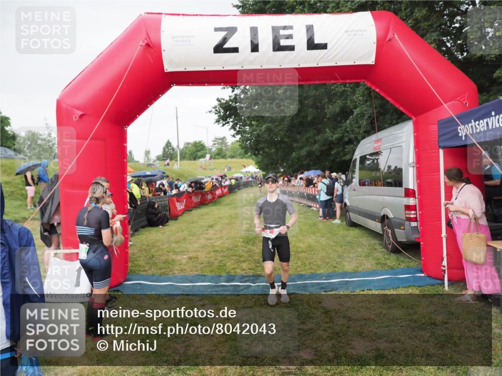 21.06.2025 - 27. Vierlanden-Triathlon MichiJ http://msf.ph/oto/8042043 15.06.2026 13:32:30 Ziel 18, 944 meine-sportfotos.de