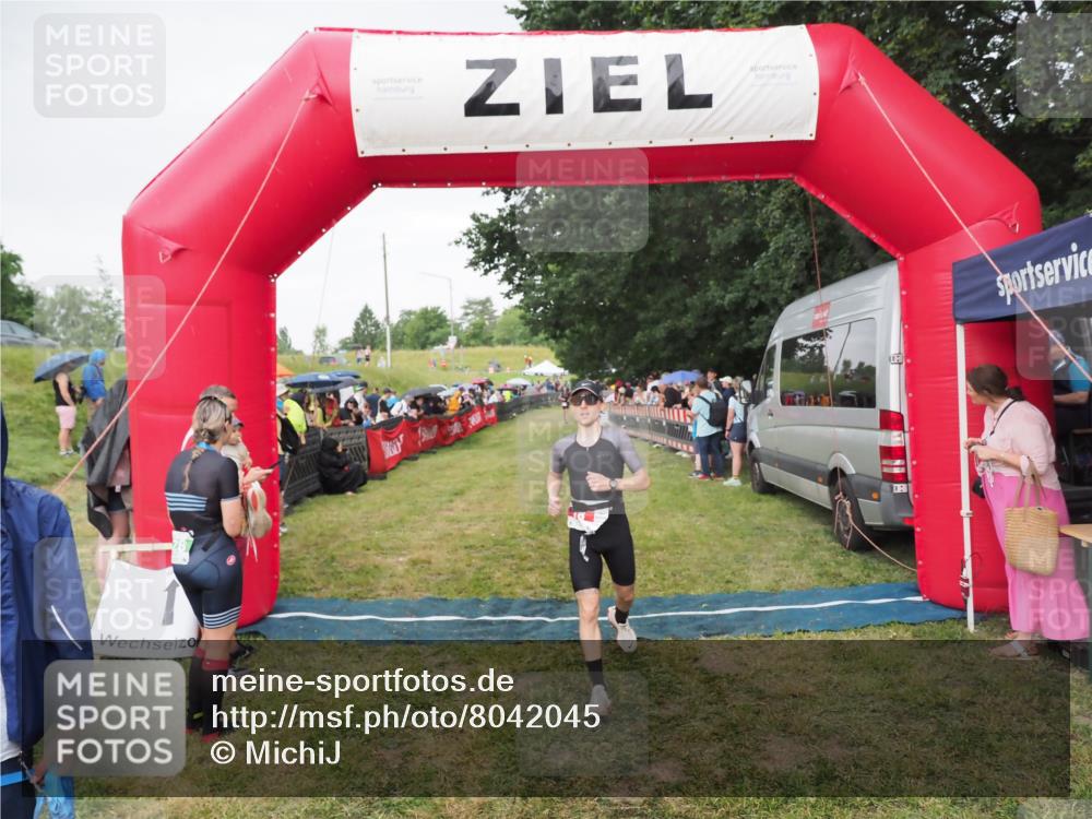 21.06.2025 - 27. Vierlanden-Triathlon MichiJ http://msf.ph/oto/8042045 15.06.2026 13:32:30 Ziel 18, 944 meine-sportfotos.de