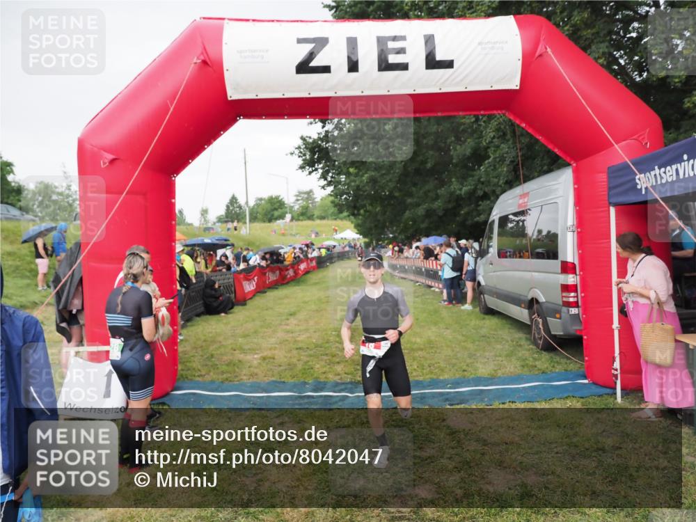 21.06.2025 - 27. Vierlanden-Triathlon MichiJ http://msf.ph/oto/8042047 15.06.2026 13:32:31 Ziel 18, 944 meine-sportfotos.de