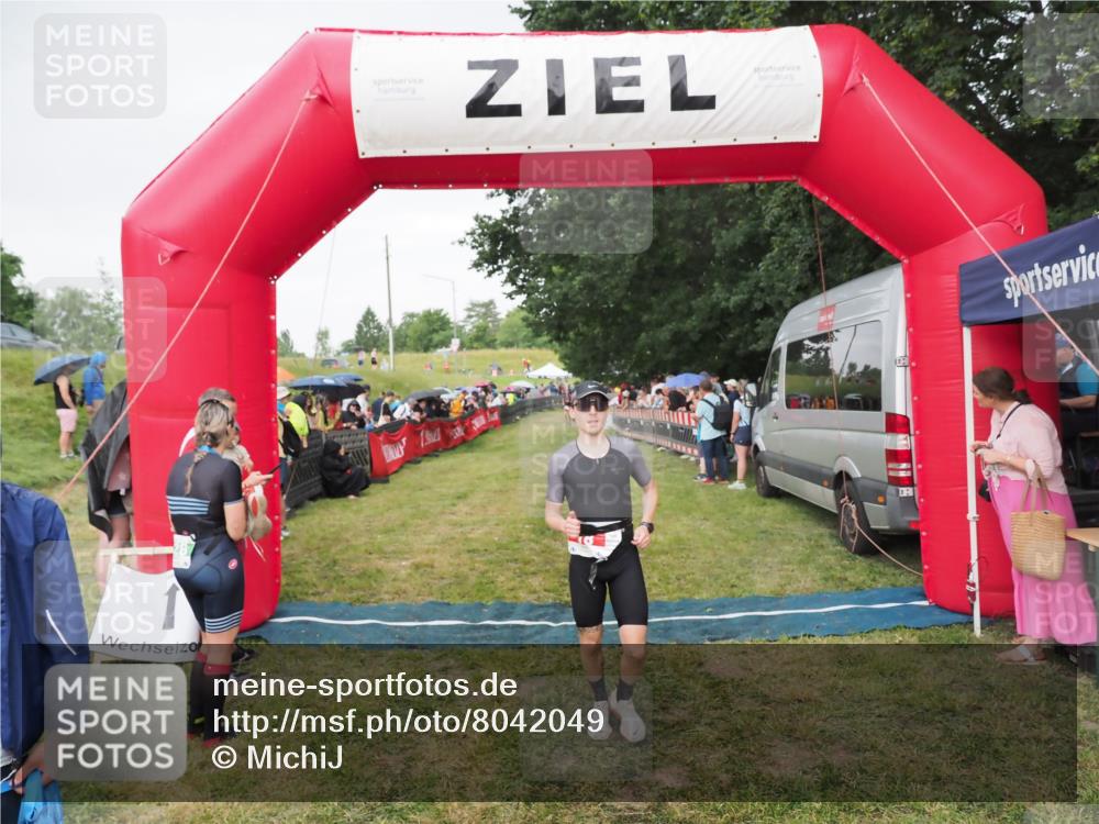 21.06.2025 - 27. Vierlanden-Triathlon MichiJ http://msf.ph/oto/8042049 15.06.2026 13:32:31 Ziel 18, 944 meine-sportfotos.de