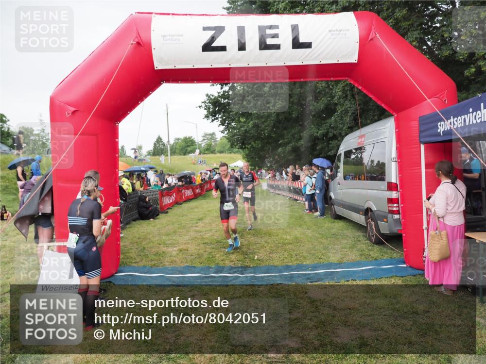 21.06.2025 - 27. Vierlanden-Triathlon MichiJ http://msf.ph/oto/8042051 15.06.2026 13:32:40 Ziel 157, 644, 657 meine-sportfotos.de