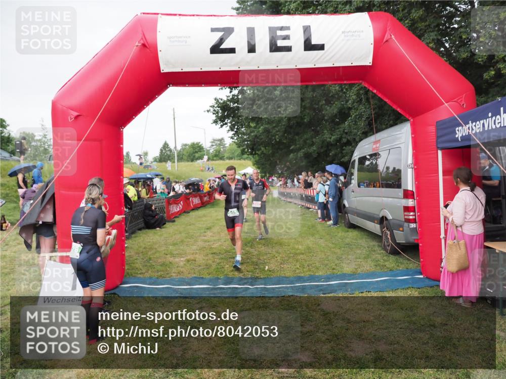 21.06.2025 - 27. Vierlanden-Triathlon MichiJ http://msf.ph/oto/8042053 15.06.2026 13:32:41 Ziel 157, 644, 657, 1057 meine-sportfotos.de