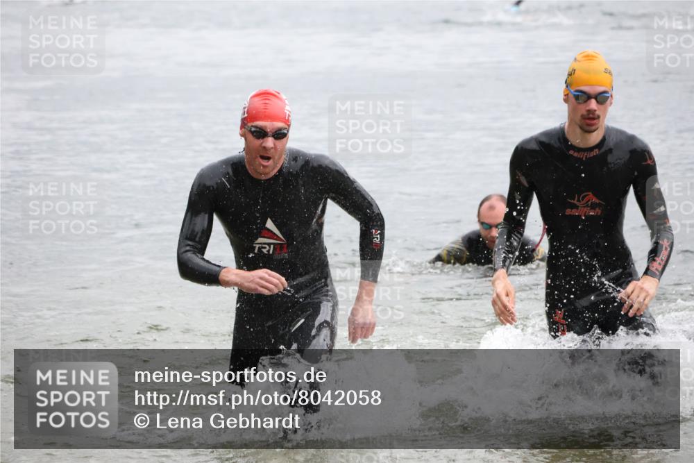 21.06.2025 - 27. Vierlanden-Triathlon Lena Gebhardt http://msf.ph/oto/8042058 15.06.2025 13:18:39 Schwimmen 1269, 1278, 1279 meine-sportfotos.de