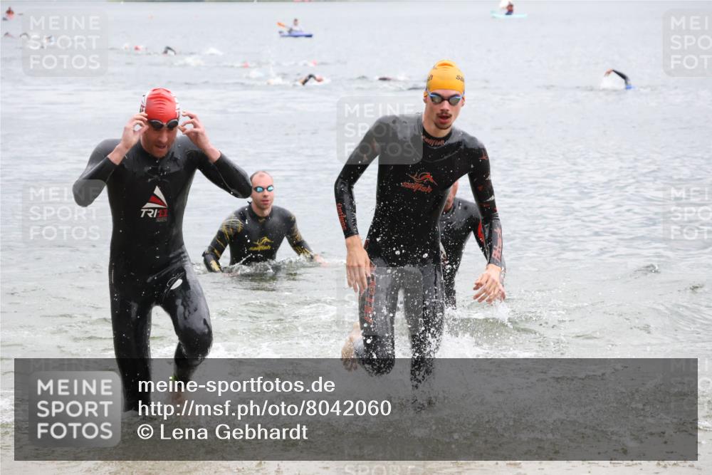 21.06.2025 - 27. Vierlanden-Triathlon Lena Gebhardt http://msf.ph/oto/8042060 15.06.2025 13:18:40 Schwimmen 1269, 1278, 1279 meine-sportfotos.de