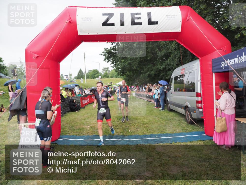 21.06.2025 - 27. Vierlanden-Triathlon MichiJ http://msf.ph/oto/8042062 15.06.2026 13:32:41 Ziel 157, 644, 657, 1057 meine-sportfotos.de