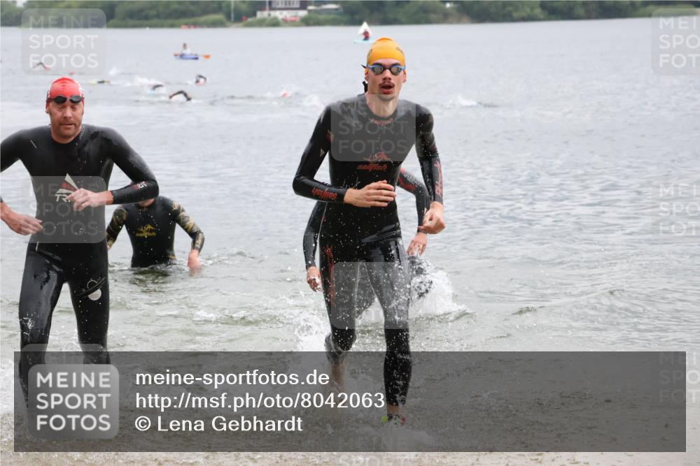 21.06.2025 - 27. Vierlanden-Triathlon Lena Gebhardt http://msf.ph/oto/8042063 15.06.2025 13:18:41 Schwimmen 1269, 1278, 1279 meine-sportfotos.de