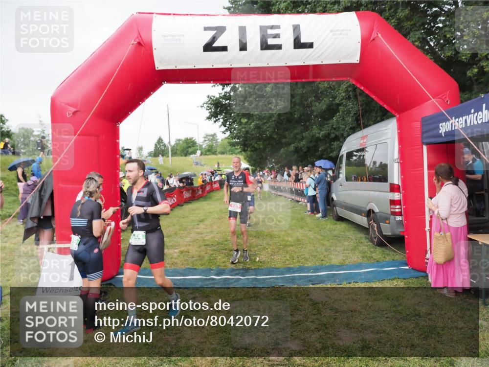 21.06.2025 - 27. Vierlanden-Triathlon MichiJ http://msf.ph/oto/8042072 15.06.2026 13:32:42 Ziel 157, 644, 657, 1057 meine-sportfotos.de