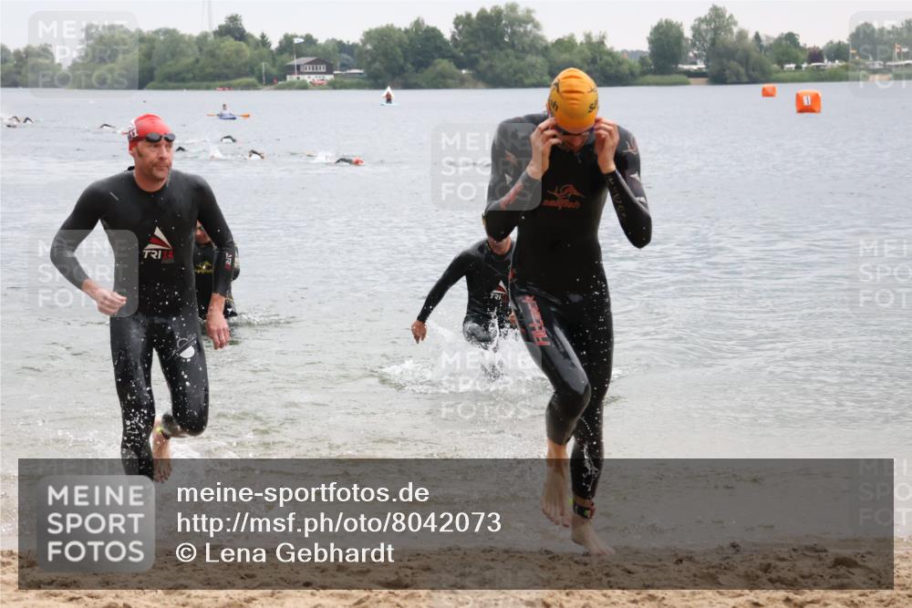 21.06.2025 - 27. Vierlanden-Triathlon Lena Gebhardt http://msf.ph/oto/8042073 15.06.2025 13:18:41 Schwimmen 1269, 1278, 1279 meine-sportfotos.de