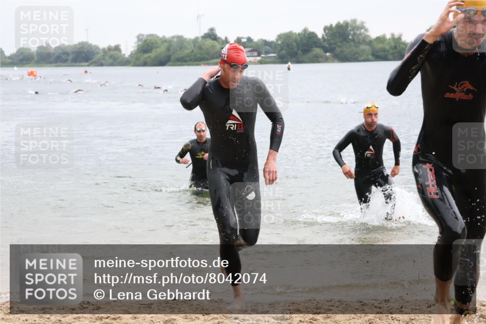 21.06.2025 - 27. Vierlanden-Triathlon Lena Gebhardt http://msf.ph/oto/8042074 15.06.2025 13:18:42 Schwimmen 1269, 1278, 1279 meine-sportfotos.de