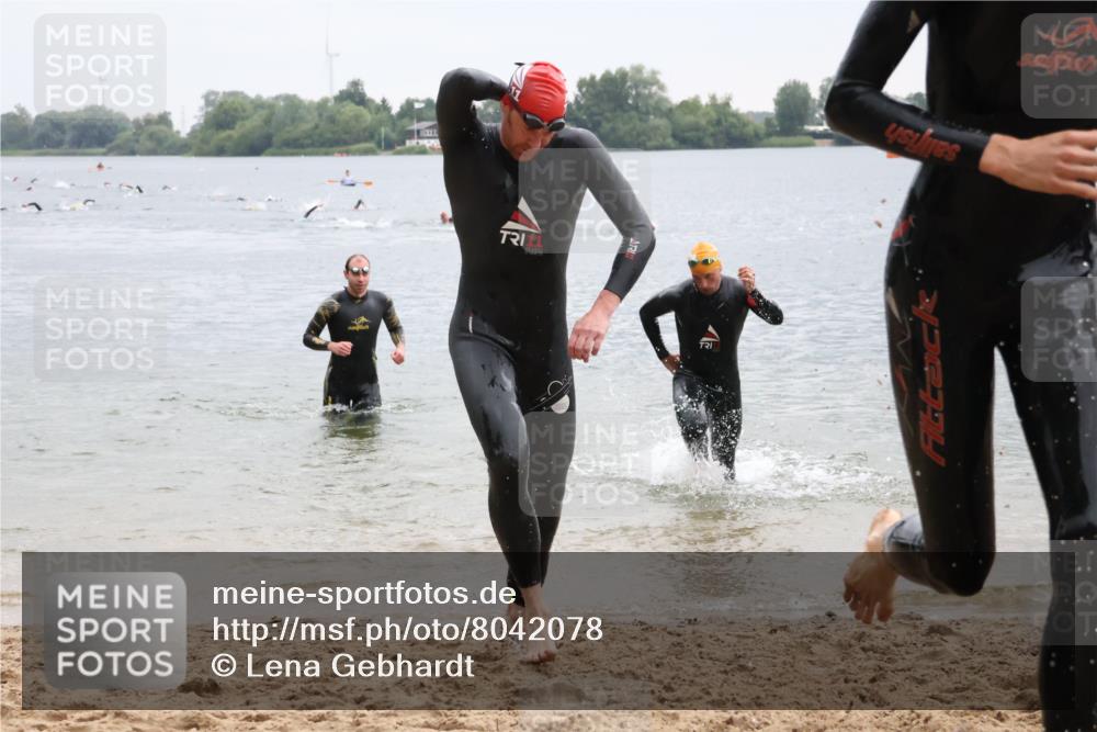 21.06.2025 - 27. Vierlanden-Triathlon Lena Gebhardt http://msf.ph/oto/8042078 15.06.2025 13:18:43 Schwimmen 1269, 1278, 1279 meine-sportfotos.de